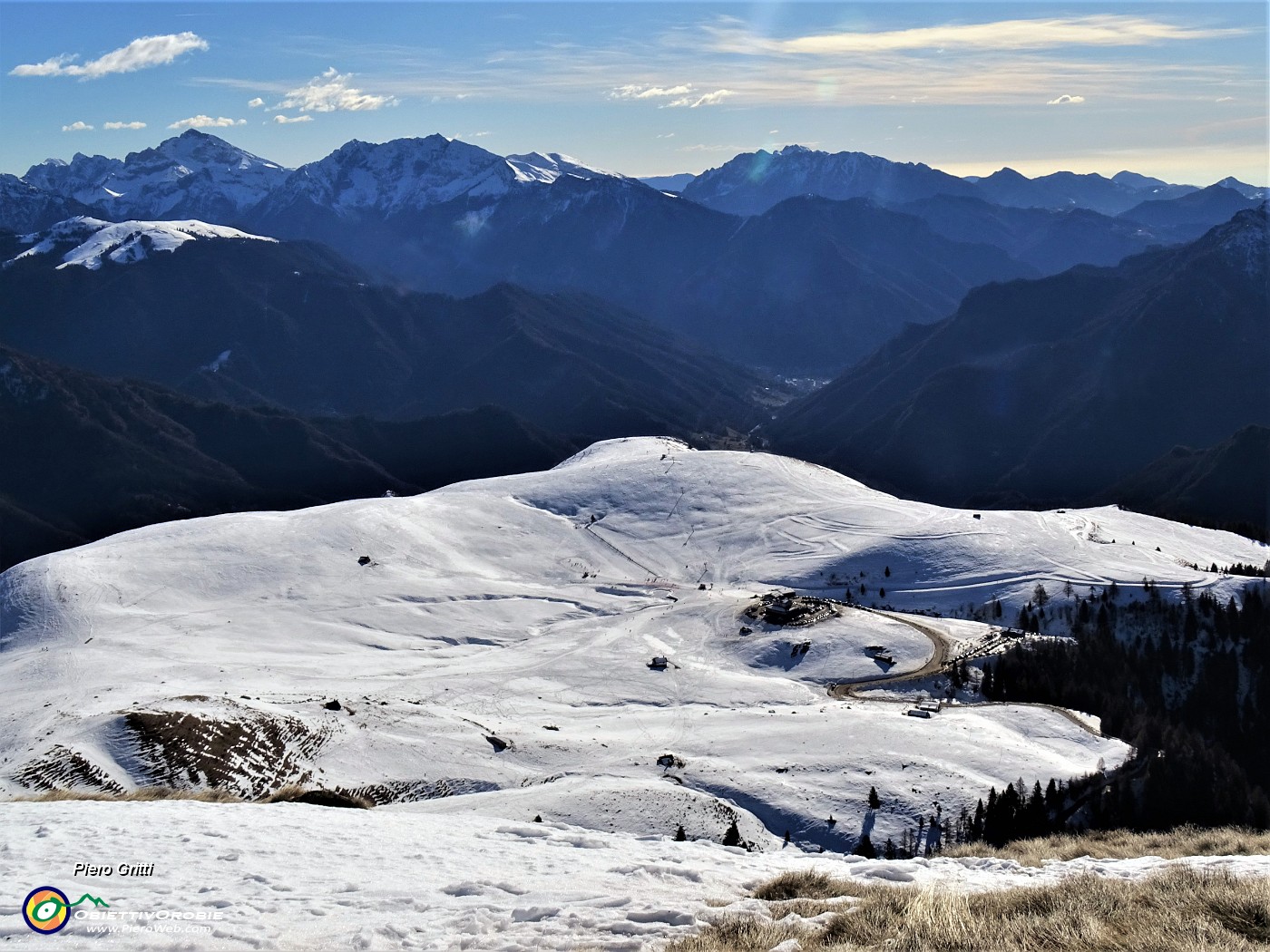 45 Dal Monte Avaro bella vista a picco sui Piani d'Avaro.JPG -                                